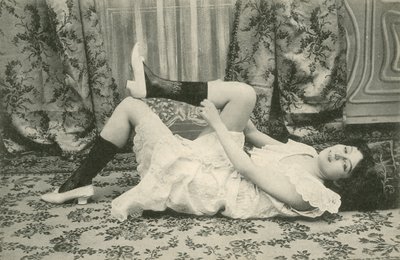 Niña Subiéndose los Calcetines de French Photographer