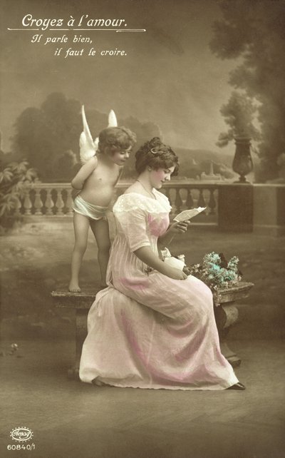 Niña leyendo una carta de amor, con Cupido mirando por encima de su hombro de French Photographer