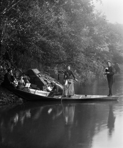 Grupo de amigos, de paseo, descansando en un bote. Fotografía finales del siglo XIX. Colección Ducos de French Photographer