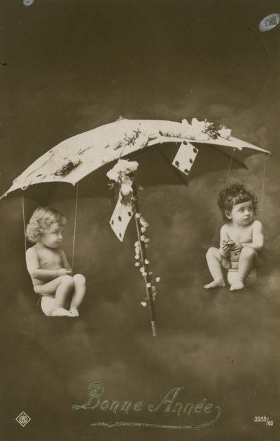 Tarjeta de Año Nuevo con dos bebés colgando de un paraguas de French Photographer