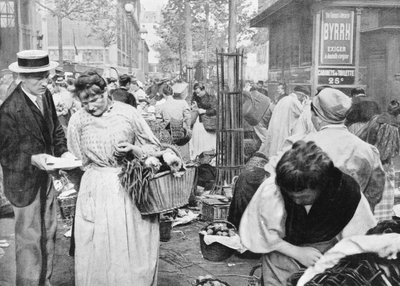 Vendedor ambulante entre compradores y vendedores, Les Halles, París, 1896 de French Photographer