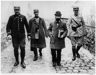 Henri Desire Landru (1869-1922) con tres policías, c.1919 de French Photographer