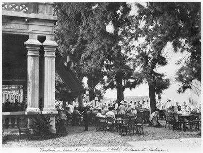 Hotel Restaurante en Kien an Doson, c.1920 de French Photographer