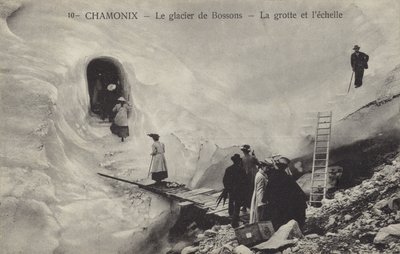 Gruta de hielo y escalera, Glaciar Bossons, Chamonix, Francia (fotografía en B/N) de French Photographer