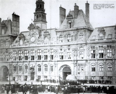 Inflando un globo con las declaraciones de la Comuna adjuntas fuera del Hotel de Ville, París, 3 de mayo de 1871 de French Photographer