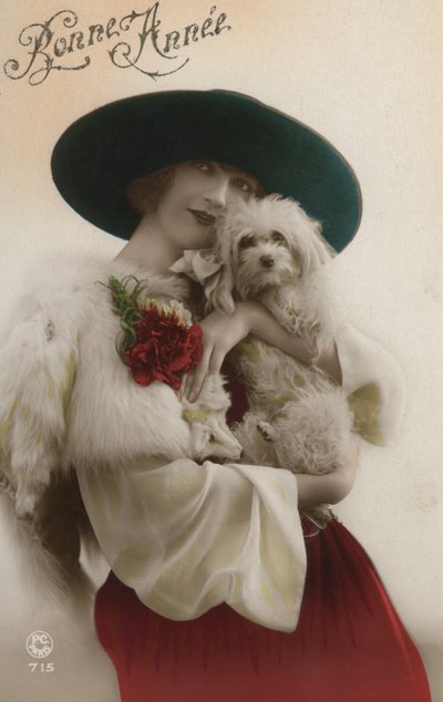 Dama sosteniendo un perro pequeño de French Photographer