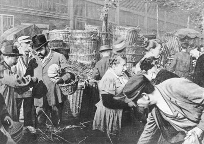 Últimas ventas antes de la campana, rue Rambuteau, Les Halles, París, 1897 de French Photographer