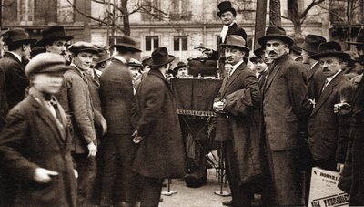 Les petits métiers de Paris: le camelot du boulevard. de French Photographer