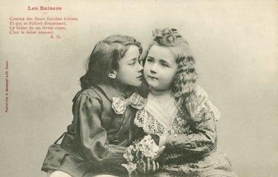 Niño besando a una niña (foto en blanco y negro) de French Photographer