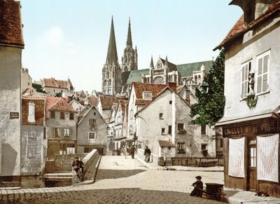 Vista de una calle en Chartres con la catedral al fondo, 1890-1900 de French Photographer