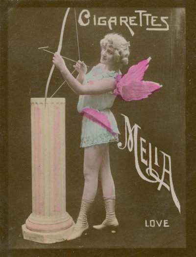 Amor, chica vestida de Cupido (foto) de French Photographer