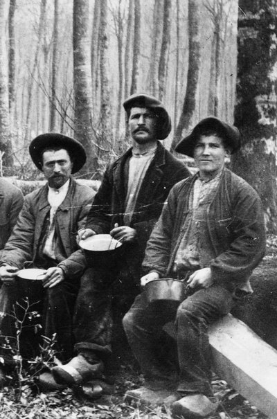 Almuerzo de un equipo de leñadores, finales del siglo XIX de French Photographer
