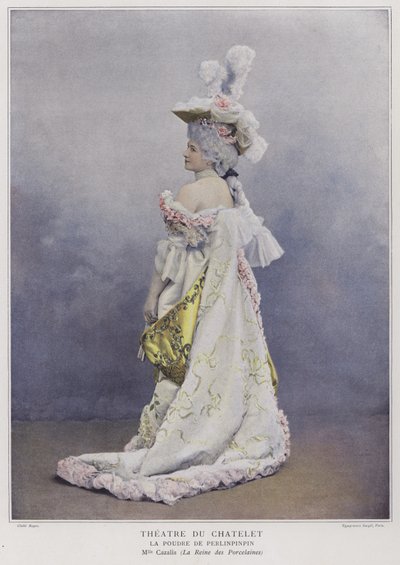 Mademoiselle Cazalis como la Reina de las Porcelanas en La Poudre de Perlinpinpin de French Photographer
