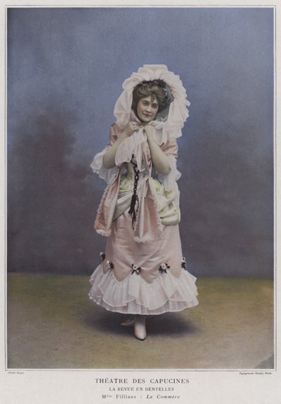 Mademoiselle Filliaux como La Commere en La Revue des Dentelles de French Photographer