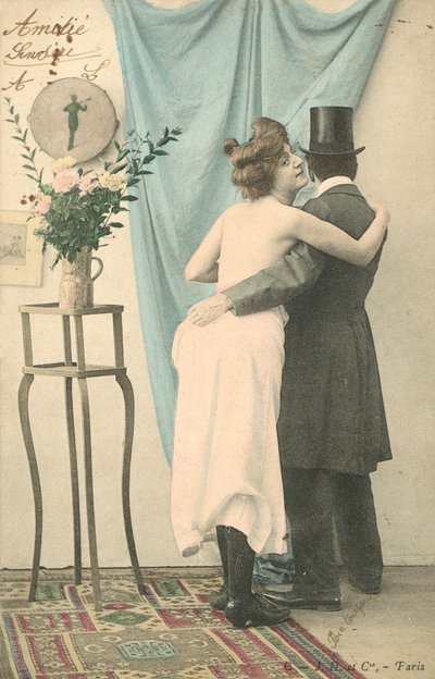 Hombre con sombrero de copa con el brazo alrededor de una mujer medio vestida de French Photographer
