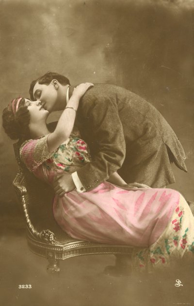 Hombre besando a chica en la mejilla de French Photographer