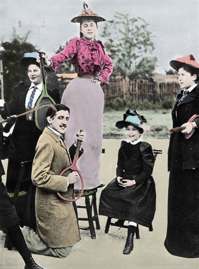 Marcel Proust escritor francés en medio de un grupo de mujeres jóvenes tocando la guitarra con una raqueta de tenis, en el bulevar de tenis Bineau en París, 1892 de French Photographer