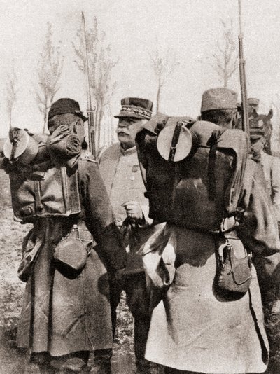 Mariscal Joseph Jacques Césaire Joffre inspeccionando sus tropas, de The Illustrated War News, 1915 de French Photographer