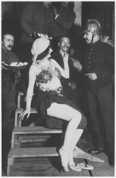 Mata Hari entre bastidores con un bombero, c.1905 de French Photographer