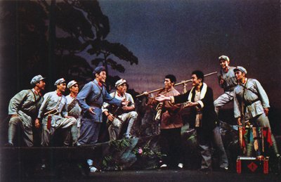 Encuentro del Ejército Rojo y el Batallón del Monte Taichan, escena de un oratorio que glorifica a Mao y la Larga Marcha escenificada en Francia en 1971 de French Photographer