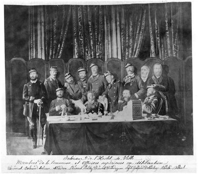 Miembros de la Comuna en el Hotel de Ville en París y Oficiales de Campo Deliberando, 1871 de French Photographer