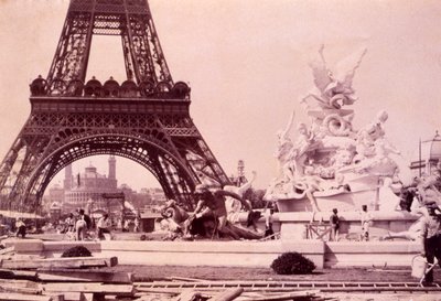 Hombres construyendo la Fuente St. Vidal cerca de la Torre Eiffel, c.1888 de French Photographer