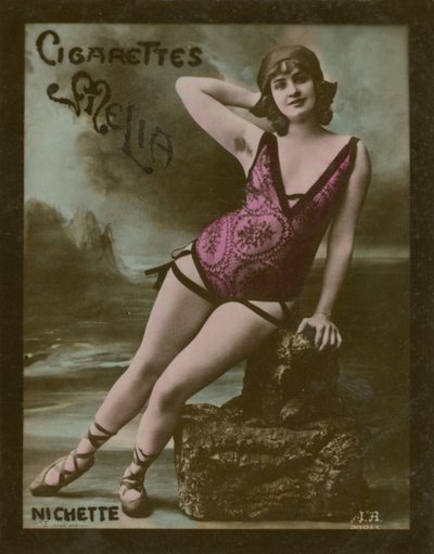 Nichette, chica en ropa interior en la playa de French Photographer