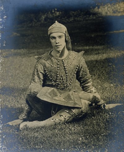 Nijinsky sentado con las piernas cruzadas, vestido de príncipe Igor de French Photographer