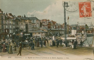 Tren expreso de París en el paseo marítimo de Dieppe de French Photographer