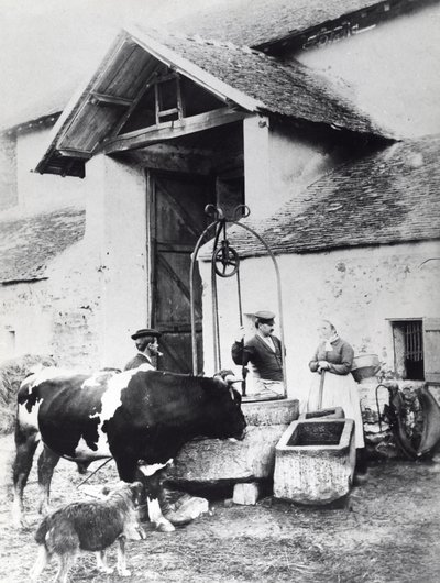 Campesinos alrededor de un pozo, en un patio de granja, c.1860-70 de French Photographer