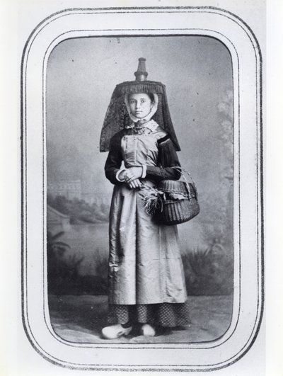 Tarjeta de visita fotográfica mostrando traje regional francés, c.1860-70 de French Photographer