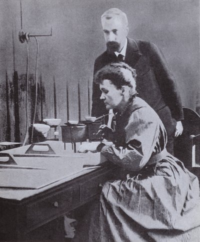 Pierre y Marie Curie, descubridores del Radio, en su laboratorio en la Universidad de París, 1898 de French Photographer
