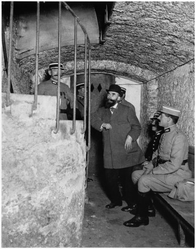 Policías registrando el sótano de Henri Desire Landru (1869-1922) c.1919-20 de French Photographer