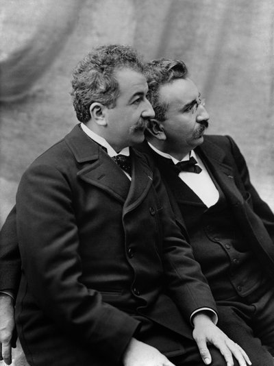 Retrato de Auguste (1862-1954) y Louis Lumiere (1864-1948) c.1920 (foto) de French Photographer