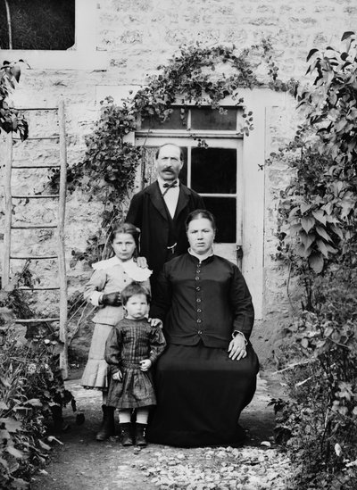 Retrato de una familia en las cercanías de Bourmont en Haute Marne. Fotografía finales del siglo XIX. Colección Ducos de French Photographer