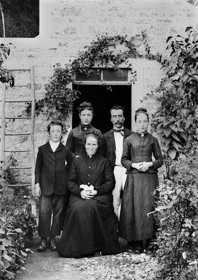 Retrato de una familia en las cercanías de Bourmont en Haute Marne. Fotografía finales del siglo XIX. Colección Ducos de French Photographer
