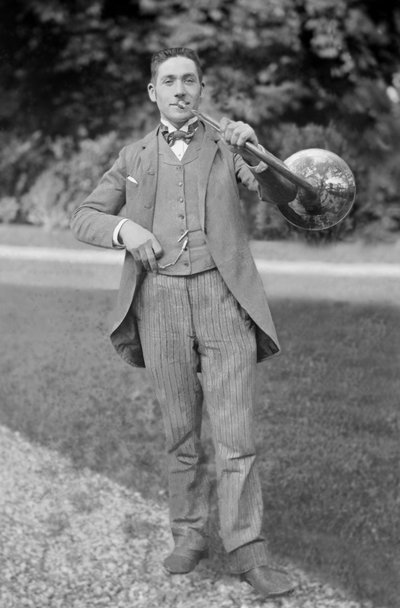 Retrato de un trompetista, de la banda de Bourmont en Haute Marne, en el jardín de la Abadía de Septfontaines. Fotografía finales del siglo XIX. Colección Ducos de French Photographer