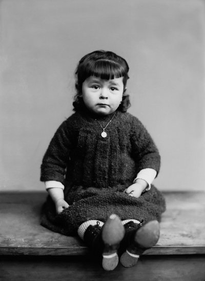 Retrato de una niña de Bourmont en Haute Marne, con su medalla de bautismo. Fotografía finales del siglo XIX. Colección Ducos de French Photographer