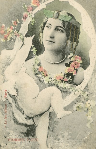 Retrato de una mujer enmarcada por un querubín de French Photographer