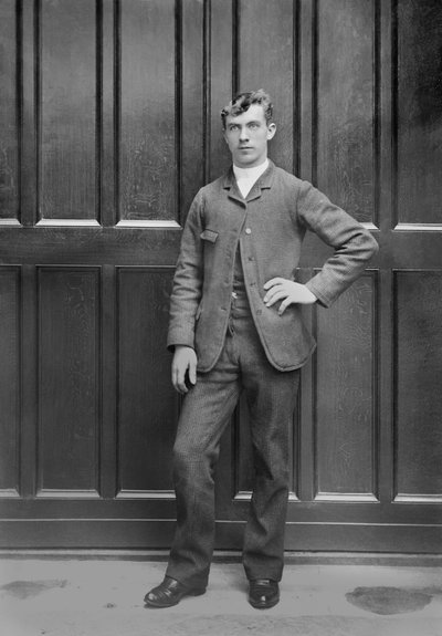 Retrato de un joven, región de Bourmont en Haute-Marne, circa 1880. Fotografía. Colección Ducos. de French Photographer