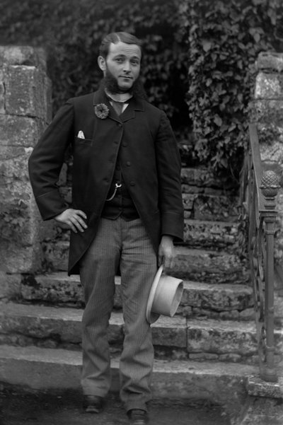 Retrato de un joven de Bourmont en Haute Marne, con la escarapela de conscriptos en el ojal, posando en el jardín de la Abadía de Septfontaines. Fotografía finales del siglo XIX. Colección Ducos de French Photographer