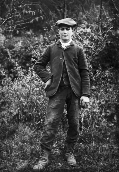 Retrato de un joven, con boina, en el jardín de la Abadía de Septfontaines, cerca de Bourmont en Haute Marne. Fotografía finales del siglo XIX. Colección Ducos de French Photographer