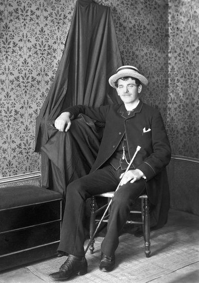 Retrato de un joven, con tocado de remero, posando en la Abadía de Septfontaines, cerca de Bourmont en Haute Marne. Fotografía finales del siglo XIX. Colección Ducos de French Photographer