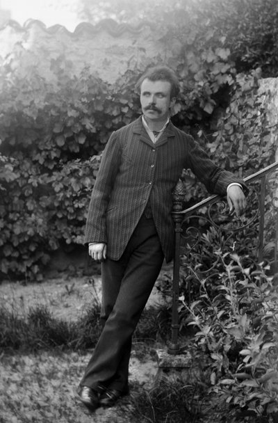 Retrato de un joven, en el jardín de la Abadía de Septfontaines, cerca de Bourmont en Haute Marne. Fotografía finales del siglo XIX. Colección Ducos de French Photographer