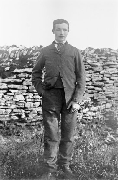 Retrato de un joven, en el jardín de la Abadía de Septfontaines, cerca de Bourmont en Haute Marne. Fotografía finales del siglo XIX. Colección Ducos de French Photographer