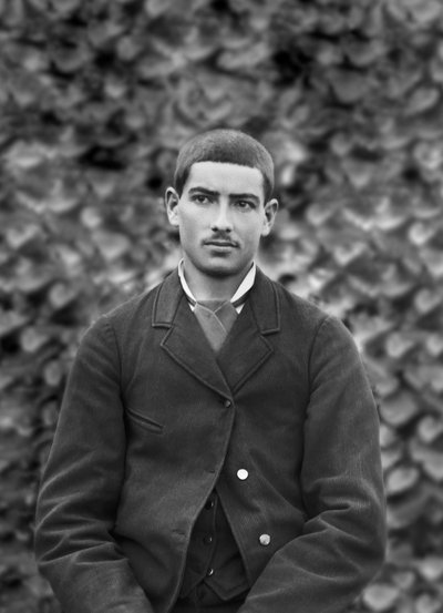 Retrato de un joven, en el jardín de la Abadía de Septfontaines, cerca de Bourmont en Haute-Marne. Fotografía de finales del siglo XIX. Colección Ducos. de French Photographer