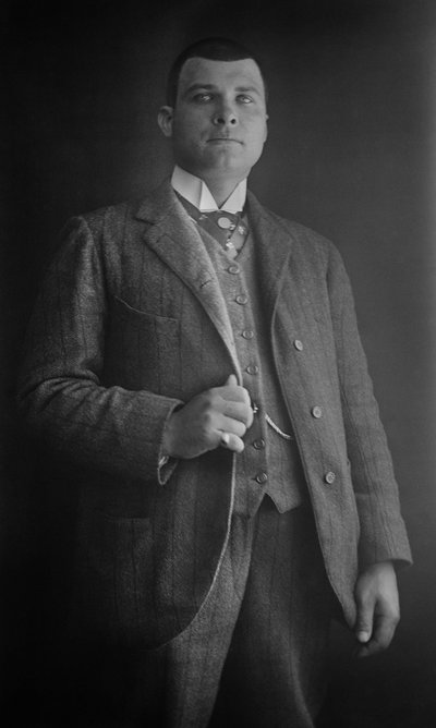 Retrato de hombre, región de Bourmont en Haute-Marne, circa 1880. Fotografía. Colección Ducos. de French Photographer