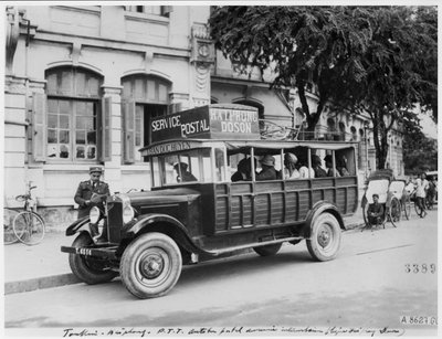 Autobús postal en Haiphong, c.1920 de French Photographer