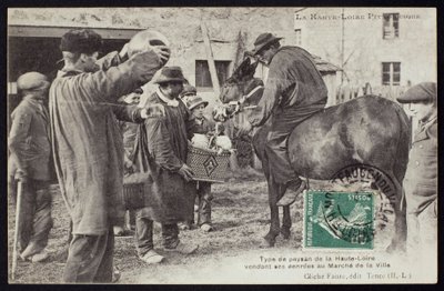 Postal que representa un agricultor en la Haute-Loire vendiendo comida en el mercado, c.1900 de French Photographer
