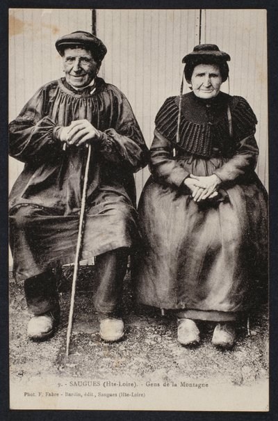 Postal que representa gente de montaña en Saugues, Haute-Loire, c.1900 de French Photographer